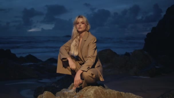 Sexy Girl Assis Rochers Sur Île Océan Nuit Modèle Mode — Video
