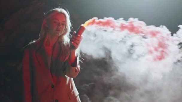 Rendimiento Chica Fumar Bomba Luz Del Proyector Protesta Niña Levantando — Vídeos de Stock