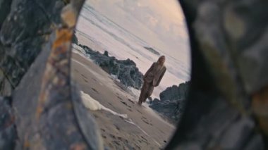 Yuvarlak ayna yansımasıyla deniz kıyısına giden güzel bir bayan. Şık bir takım elbiseyle gün batımı sahili pozu veren seksi bir manken. Güzel bulutlu gökyüzünde kumlu sahile adım atan çekici sarışın. Sanat kızı dinlenme sahili.