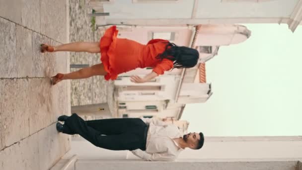 Magnifique Belle Femme Danseuse Approchant Homme Commençant Danse Style Latino — Video