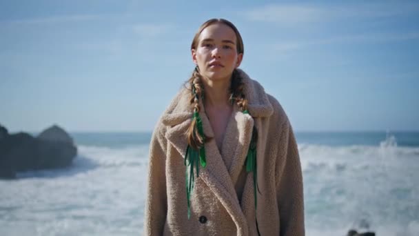 Moda Dziewczyna Pozowanie Ocean Płaszcz Portret Atrakcyjna Kobieta Warkoczami Patrzy — Wideo stockowe