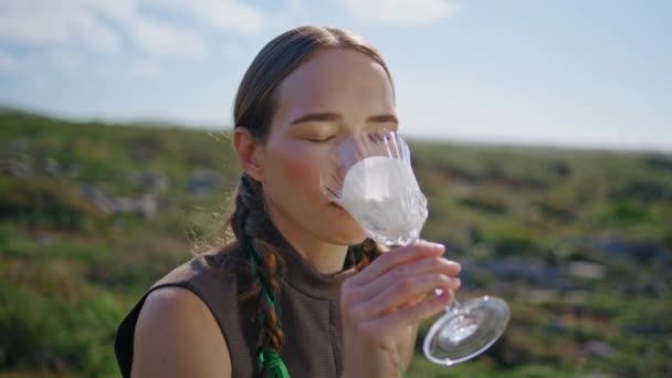 Açık Hava Pikniğinde Taze Süt Içen Bir Kadın Yakın Plan — Stok video