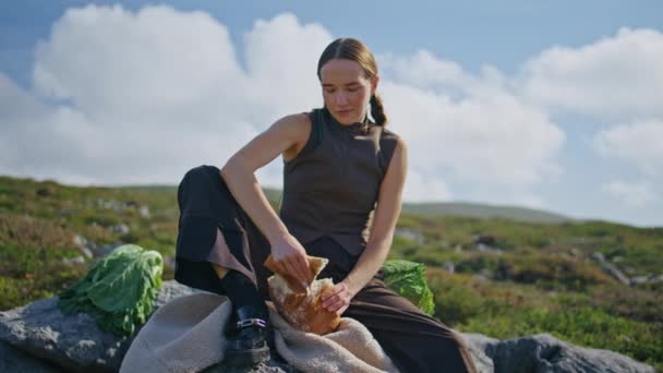 Žena Láme Domácí Chléb Slunci Cestovatel Vychutnat Piknikové Občerstvení Horském — Stock video