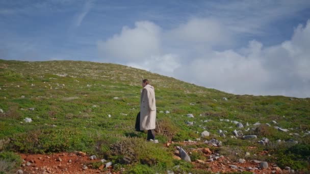 Solo Gezgin Güneşli Bir Günde Tepeye Çıkıyor Çimenli Dağlarda Yürüyüş — Stok video