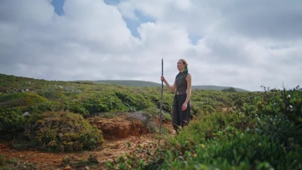 Manzaralı Dağlarda Yalnız Başına Yürüyüş Yapan Düşünceli Bir Kadın Moda — Stok video