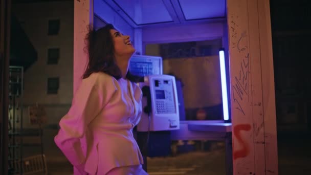 Gülen Kız Neon Telefon Kulübesi Duvarını Kapatıyor Canlı Renkler Şehrinde — Stok video