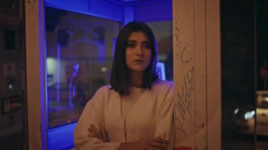 Yalnız kadın neon ışıklı telefon kulübesini kapatıyor. Mutsuz kız gece şehrine uzaklık arıyor. Aydınlanmış akşam mekanında tek başına dinlenen üzgün model. Başarısız bir randevuda kalbi kırık bir kadın kollarını kavuşturdu. 