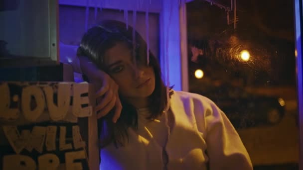 Zdenerwowana Brunetka Układająca Kabinę Telefoniczną Neonowym Świetle Portretu Nieszczęśliwa Dziewczyna — Wideo stockowe