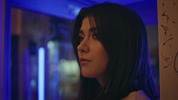 Zdenerwowana Dziewczyna Stojąca Neon Light City Close Nieszczęśliwa Smutna Kobieta — Wideo stockowe