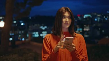 Rahat kadın gece caddesinde yürürken cep telefonu ekranını kapatıyor. Genç, romantik bir kız gözlerini dikmiş, mesajları okuyor. Akşamları akıllı telefon kullanan çekici bir bayan. 
