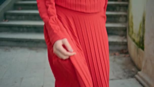 ハイヒールの足が 街の閉鎖で下りる 夜の町を歩く女性の赤いドレスで認識できないスタイリッシュな女性 日没公園でヘアスタイルのステッピング階段を調整するリラックスしたブルネットガール — ストック動画