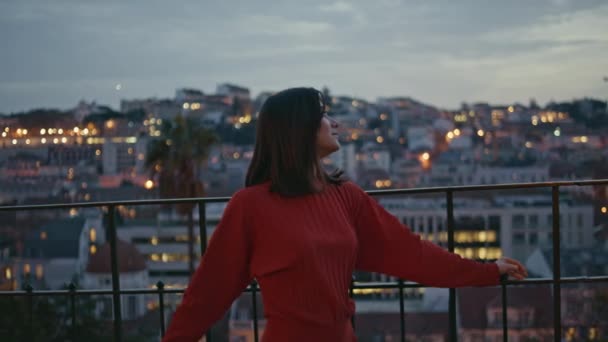 Kvinnan Tittar Nattstadsbilden Står Vid Räcken Observation Däck Tillbaka Drömmande — Stockvideo