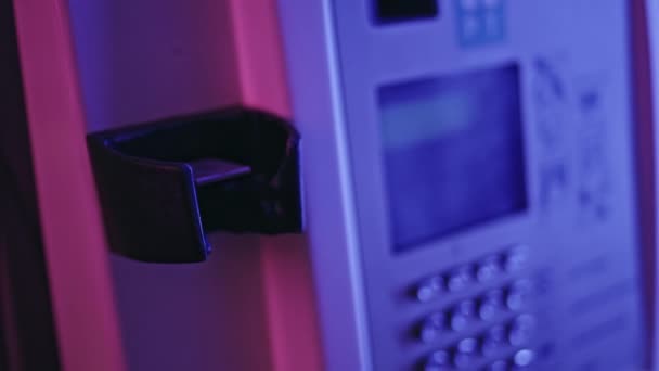 Neon Frau Hand Telefoniert Payphone Anrufbox Nahaufnahme Eine Unkenntliche Dame — Stockvideo