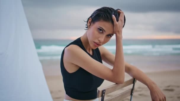 Wanita Cantik Berpose Menutup Pantai Model Fashion Menembak Kursi Istirahat — Stok Video