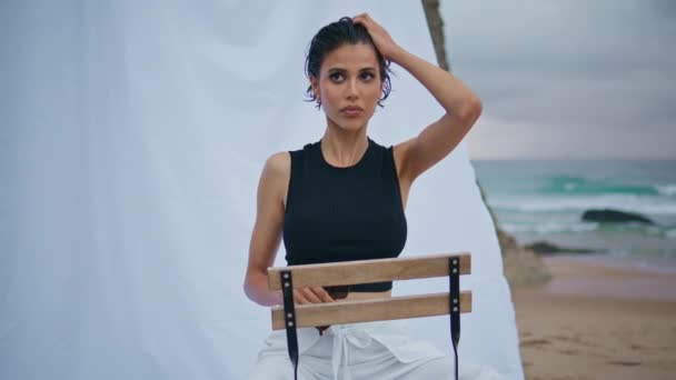 Atraktivní Model Představuje Pláž Vlnách Oceánu Stylová Vážná Žena Odpočívá — Stock video