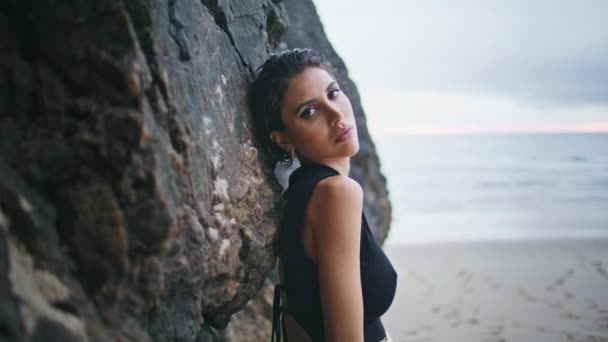Gadis Yang Menarik Bersandar Tebing Pantai Dekat Sini Model Seksi — Stok Video