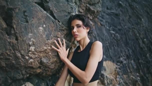 Chica Glamurosa Posando Rocas Costa Nublada Primer Plano Elegante Modelo — Vídeo de stock