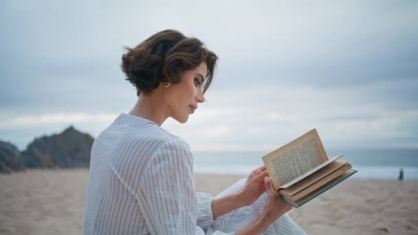 Przemyślana Kobieta Trzymająca Książkę Plaży Morskiej Skupiony Model Odwracanie Stron — Wideo stockowe