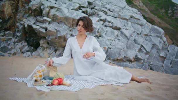 Ontspannen Meisje Gieten Sap Strand Picknick Alleen Romantische Vrouw Geniet — Stockvideo