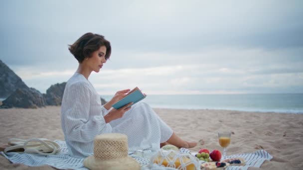 Bulutlu Deniz Kıyısında Romantik Bir Kadın Kitabı Tutuyor Güzel Okuyucu — Stok video