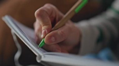 Kadın el yazısı defterini evde kapatıyor. Kapalı alanda kalem kullanarak not defterine bilgi kaydeden tanınmayan bir kız. Bilinmeyen kadın gazeteci dairedeki düşünceleri fark ediyor..