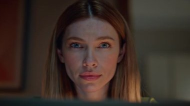 Kameraya bakan ciddi bir kadının portresi karanlık bir dairede tek başına oturuyor. Genç ve çekici bir kız gece geç saatlerde evde ders çalışmaktan yorgun hissediyor. Uzaktan kumandayla motive olmayan üzgün bir iş kadını.