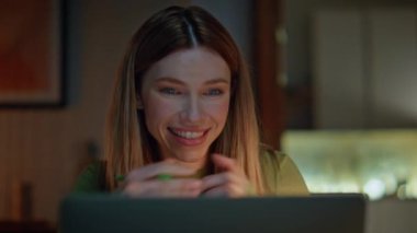 Karanlık Daire 'yi arayan serbest çalışan biri. Evde dizüstü bilgisayar konferansı dinleyen gülümseyen bir kadının portresi. Bilgisayar başında konuşan uzaktan kumandalı mutlu bir işçi..