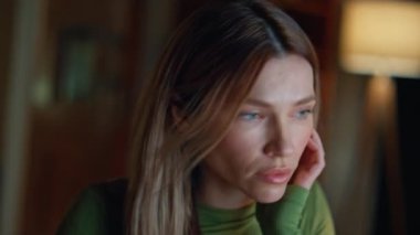 Karanlık dairede klavye yazan kadın yazar. Akşamları elinde kahve fincanıyla bilgisayarda çalışan çekici bir iş kadını. Kadın elleri pc aygıtı üzerine metin yazma tuşlarına basıyor.