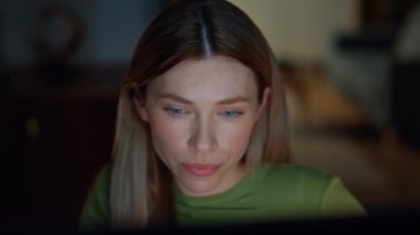 Gece işçisi gibi görünen bilgisayar dairede fazla mesai yapıyor. Ciddi kadın ressamın portresi. Akşamın geç saatlerinde proje yaratıyor. Evde online ders izleyen kız öğrenci..