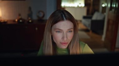 Oturma odasında internetten ders izleyen bir kadın var. Çekici genç iş kadını gece geç saatlere kadar bilgisayar ekranında çalışmaya odaklanmış. Ciddi kız öğrenci karanlık bir dairede uzaktan çalışıyor..