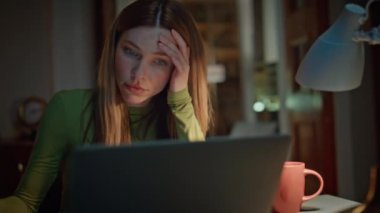 Çok çalışan serbest çalışan, gözlerini ovuşturup gece geç saatlerde laptop ekranına bakan biri. Gece apartmanında bilgisayar kullanarak iş meselelerini çözen yorgun genç bir iş kadını. Yorgun kız aşırı yüklenmiş hissediyor..