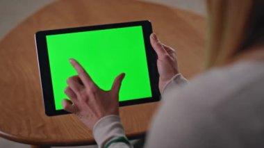 Çevrimiçi müşteri yakınlaştırma krom anahtar tableti evde uzaktan alışveriş. Tanımlanamayan serbest çalışan yeşil ekranlı bilgisayarda proje yapıyor. Ofiste çalışan kız elleri modelleme cihazına dokunuyor