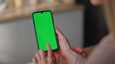 Cep telefonunu kaydıran bir kız evde internetten sipariş veriyor. Tanımlanamayan bir kadın yeşil ekran akıllı telefon araklıyor. Mutfakta oturuyor. Bilinmeyen kadın krom anahtar cep telefonu uygulamasına göz atıyor.