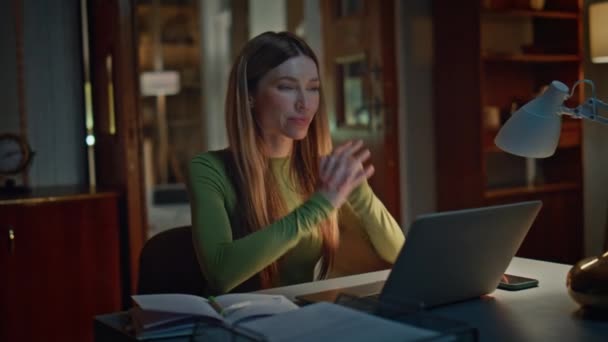 Laptopot Gépelő Késő Esti Közelkép Vonzó Fiatal Hölgy Keres Számítógép — Stock videók