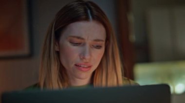 İnternetteki konferansta, karanlık evde bilgisayarla konuşan stresli bir kız. Diz üstü bilgisayarlı web kamerasından geç saatte çalışan bir bayan video arıyor. Çekici kadın uzaktan iletişimi hayal kırıklığına uğrattı.