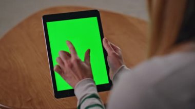 Web tasarımcısı yakınlaştırma tableti evde uzaktan yakından çalışıyor. Masadaki yeşil ekran bilgisayarına dokunan tanınmayan serbest çalışan kadın. Bilinmeyen kız kroma anahtar aygıtında çevrimiçi proje yapıyor.