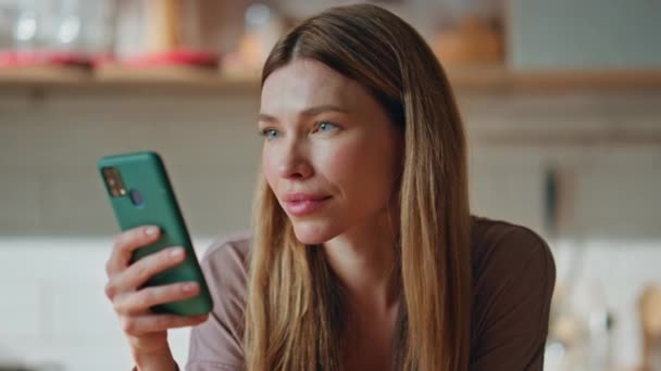 Portræt Kvinde Ser Mobiltelefon Skærm Moderne Køkken Attraktiv Ung Dame – Stock-video