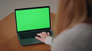 Dokunmatik dokunmatik dizüstü bilgisayara dokunan kadın yakın çekim için online başvuru açıyor. Uzaktan kumanda için yeşil ekran bilgisayar kullanan tanınmayan bir kız. Bilinmeyen kadın krom anahtarla internette sörf yapıyor..