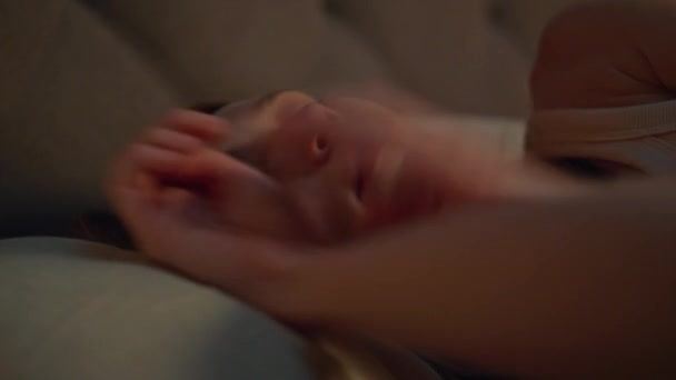 Närbild Kvinna Sover Kuddar Mörk Lägenhet Avslappnad Attraktiv Flicka Liggande — Stockvideo