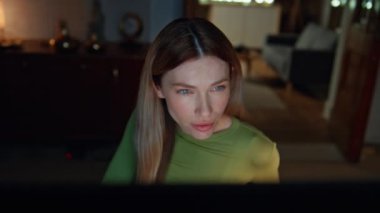 Ciddi bir kadın internette sörf yapıyor. Karanlık dairede bilgisayar ekranına bakıyor. Genç iş kadını uzaktan e-posta okuyarak bilgisayar başında sipariş veriyor. Geç saatlere kadar çalışan internet sitesi. İnternet bağımlılığı