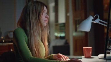 Çevrimiçi çalışan daktilo eden bilgisayar klavyesi gece geç saatlere kadar çalışıyor. Ciddi kadın muhasebeci evdeki not defterine not alıyor. Akıllı kız serbest yazar geceleri çevrimiçi proje oluşturur.