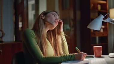 Çevrimiçi ders seyreden odaklanmış bir öğrenci gece apartmanında defter ile yazı yazıyor. Gerçekten zeki bir iş kadını karanlık evde bilgisayar ekranına bakıyor. Masa başında geç saatlere kadar çalışan genç bir serbest çalışan..