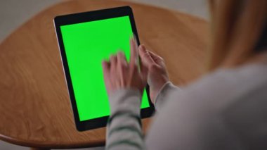 Eller dairede yeşil ekran tableti araklıyor. Tanınmayan bir kadın Chroma Pad 'e dokunuyor ve evde online alışveriş yapıyor. Bilinmeyen kız içeride internette model cihazıyla sörf yapıyor..