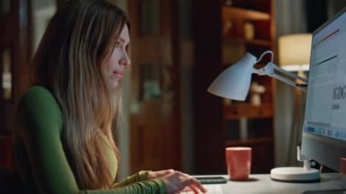 Gece çalışan kadın programcı bilgisayarda bilişim projesi yaratıyor. Odaklanmış web tasarımcısı karanlık dairede fazla mesai yapmakla meşgul. Ciddi bir iş kadını akşam evindeki mali raporları kontrol ediyor.