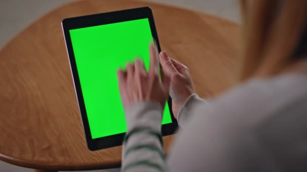 Mãos Deslizando Tablet Tela Verde Apartamento Perto Mulher Irreconhecível Tocando — Vídeo de Stock
