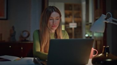 Çevrimiçi öğrenci gece geç saatlerde bilgisayar ekranına bakıyor. Karanlık bir dairede fazla mesai yapan çekici bir kadın serbest yazar. Bilgisayar sörfü internetine odaklanmış ciddi bir uzaktan çalışan.