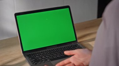 Özel ders videosundan kroma tuşlu dizüstü bilgisayara. Ofiste yeşil ekran bilgisayar kamerasıyla konuşan tanınmayan bir kadın. Bilinmeyen öğrenci çevrimiçi ders alıyor..