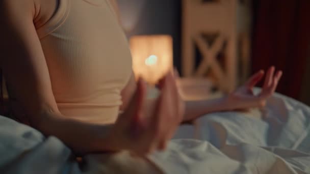 Žena Ruce Dělat Jóga Pozice Pozdě Večer Trénink Duchovní Cvičení — Stock video