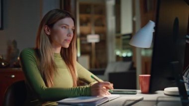 Gece geç saatlerde bilgisayar ekranına bakarak notlar alan ciddi bir serbest yazar. Genç bir kız öğrenci çalışma masasının üzerindeki defter defterinde çevrimiçi yazı okuyor. Akıllı iş kadını gece video kursu izliyor..