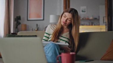 Akıllı kadın evdeki kanepede dizüstü bilgisayar dersleri alıyor. Çekici kız öğrenci rahat koltukta oturup kitap hakkında bilgi yazıyor. Profesyonel serbest çalışan müşteriden iş emri alıyor